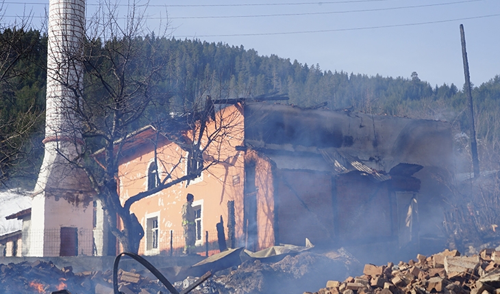 Kastamonu’da bir köy alevlere teslim oldu: Evler ve ahırlar küle döndü