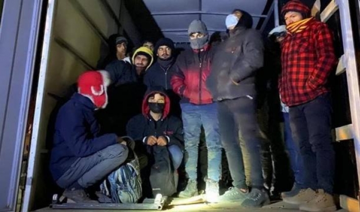 Kamyonet kasasında 55 düzensiz göçmen yakalandı