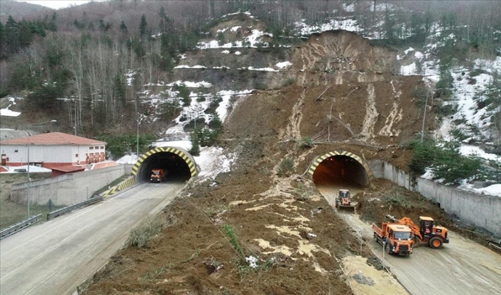 Heyelan sonrası Bolu Dağı Tüneli’nde yol açma çalışmaları sürüyor
