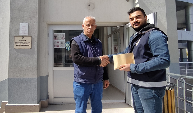 Konya’da duyarlı esnaf bulduğu cüzdanı polise teslim etti