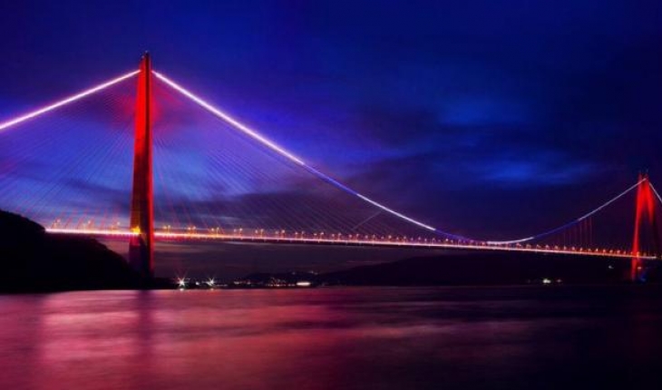 Köprüler 'Polis Haftası' için kırmızı ve maviyle ışıklandırıldı