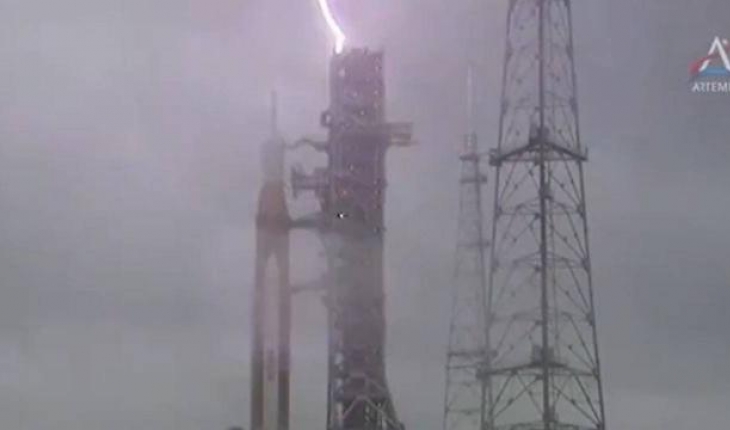 NASA’nın Mega Roket Fırlatma Pisti’ne yıldırım çarptı