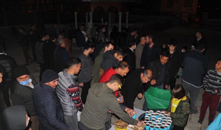 Akşehir Belediyesi’nin teravih sonrası közde çay ikramı sürüyor