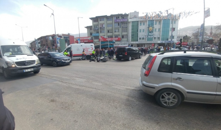 Tur otobüsünün çarptığı motosikletli 2 polis yaralandı