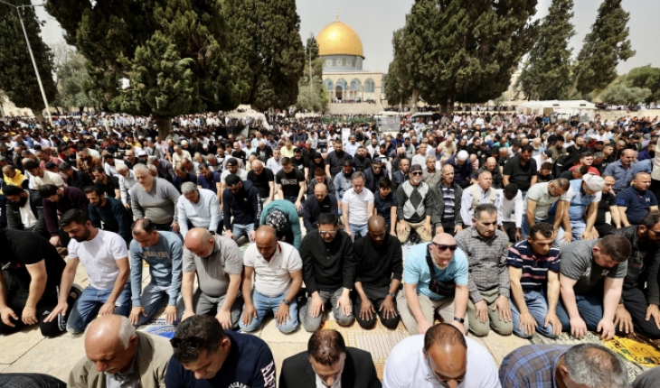 Mescid-i Aksa'da 80 bin kişiyle ramazanın ilk cuma namazı