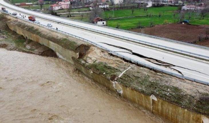Kastamonu'da yol çöktü: Trafik tek şeritten sağlanıyor