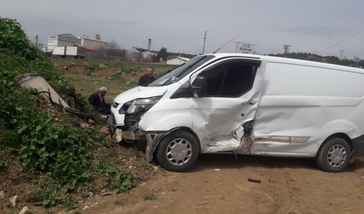 Otomobil ile kamyonetin çarpıştığı kazada 6 kişi yaralandı