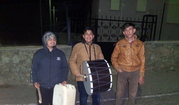 Başkan Tutal sahurda teneke çalan gençlere davul aldı