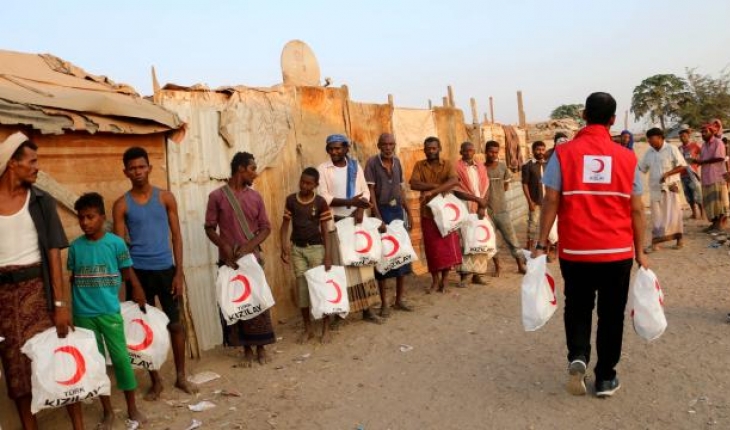 Türk Kızılay'dan Yemen'de 700 kişiye iftar verdi