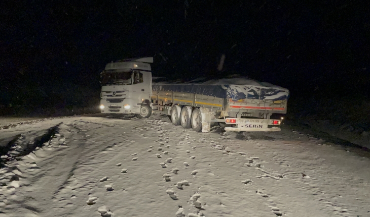 Sivas-Tokat kara yolunda ulaşıma kar engeli