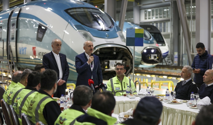 Bakan Karaismailoğlu, TCDD Taşımacılık Bakımevi işçileri ile sahurda bir araya geldi