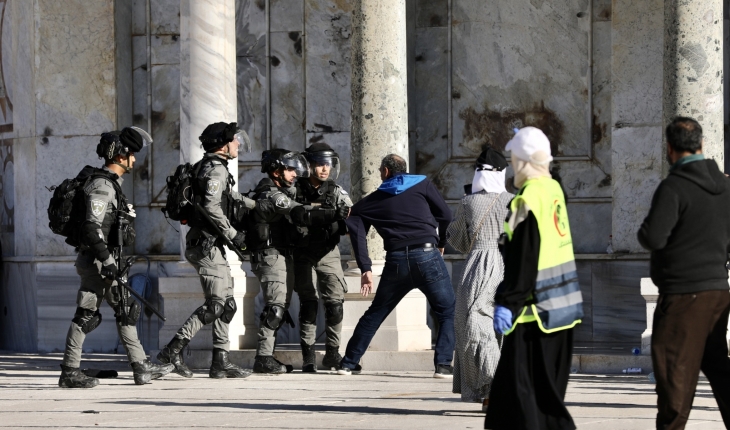 İsrail polisi Mescid-i Aksa’ya baskın düzenledi