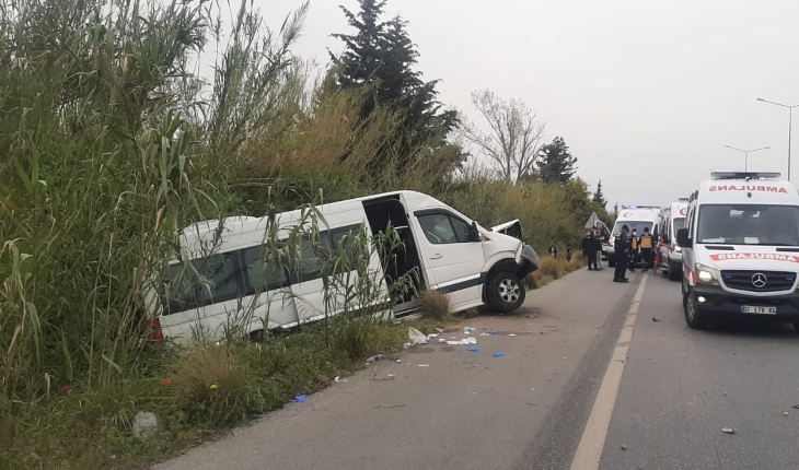 Turistleri taşıyan minibüs devrildi: 12 yaralı