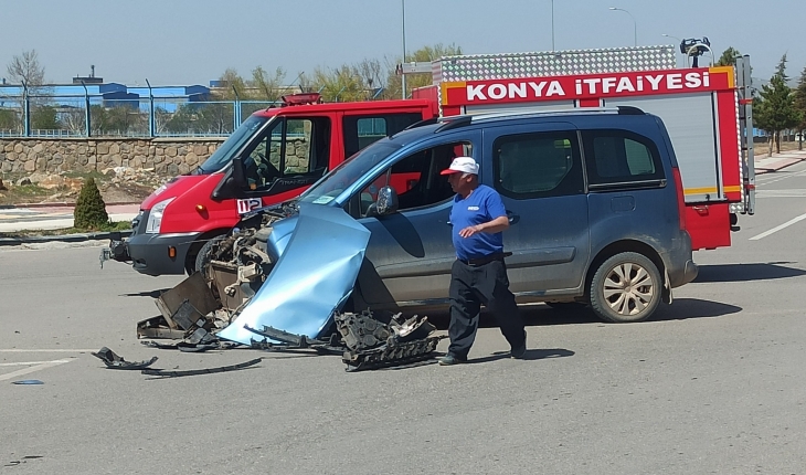 Konya'da hafif ticari araç ile otomobil çarpıştı: 1 yaralı