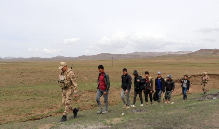 Türkiye - İran sınırında jandarmanın kaçak göçmen operasyonu