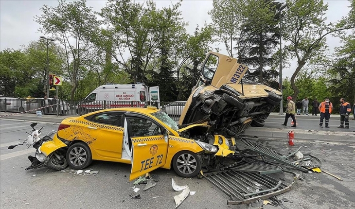 Minibüsün taksinin üstüne çıktığı kazada 7 kişi yaralandı