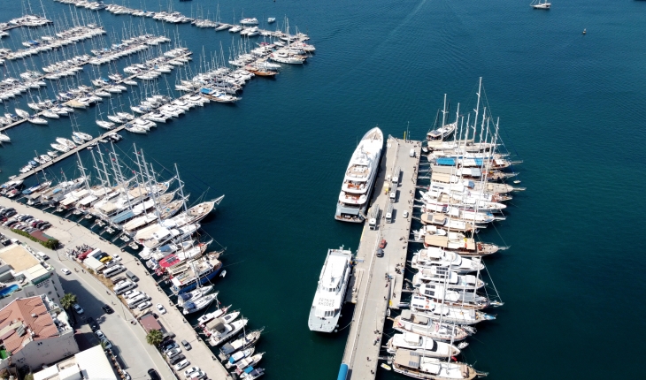 Mega yat "Titan" yakıt ikmali için Fethiye'ye geldi