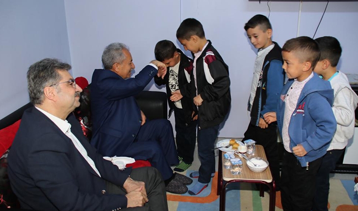 Milletvekili Erdem ve Başkan Akkaya sevgi evlerinde çocuklarla bayramlaştı