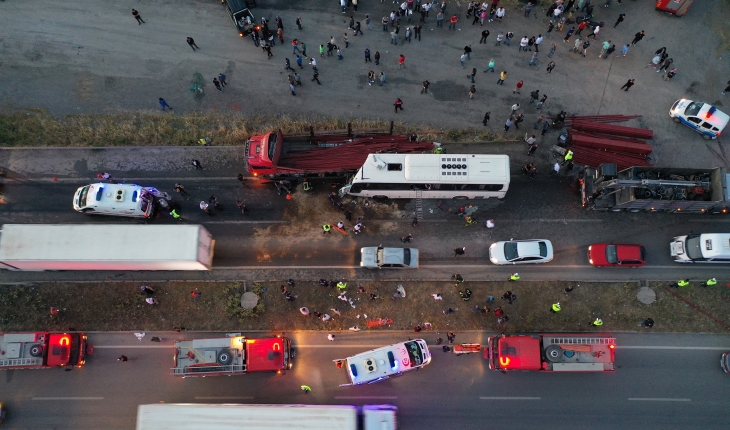 İşçi otobüsüyle kamyon çarpıştı: 1 ölü, 29 yaralı