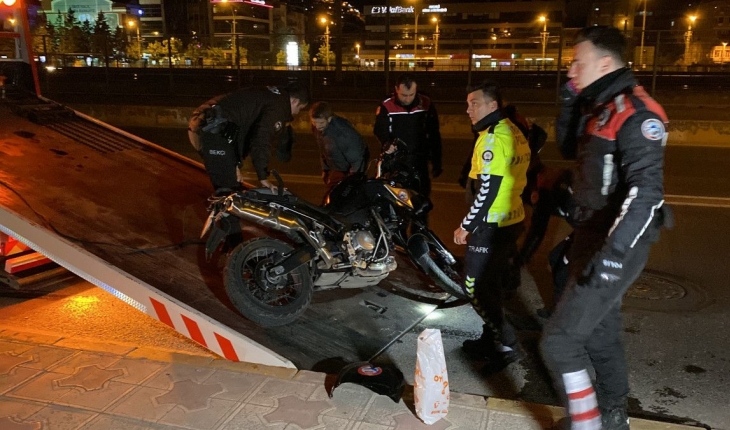 Polis aracı çıkabilir' tabelasının altında otomobil ile motosikletli polis kaza yaptı