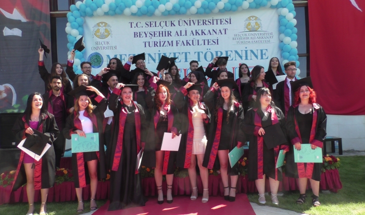 Selçuk Üniversitesi Beyşehir Ali Akkanat Turizm Fakültesi’nde mezuniyet heyecanı