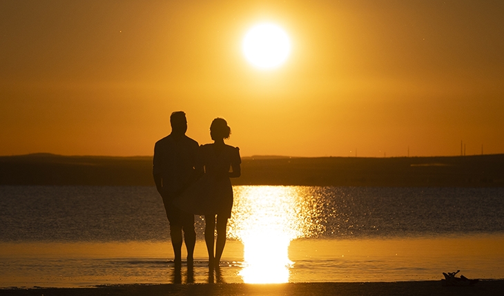 Tuz Gölü'nde gün batımı güzel manzaralar oluşturuyor