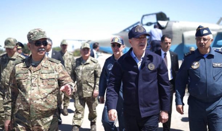 Bakan Akar ve Azerbaycanlı mevkidaşı askeri tersaneyi ziyaret etti