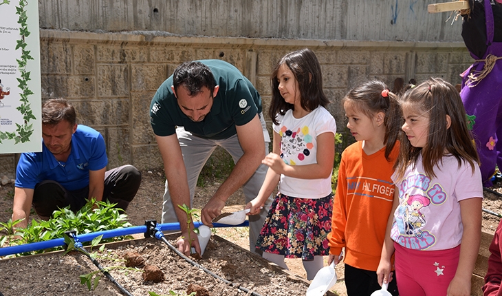 Okul bostanı projesiyle öğrenciler toprakla buluşuyor