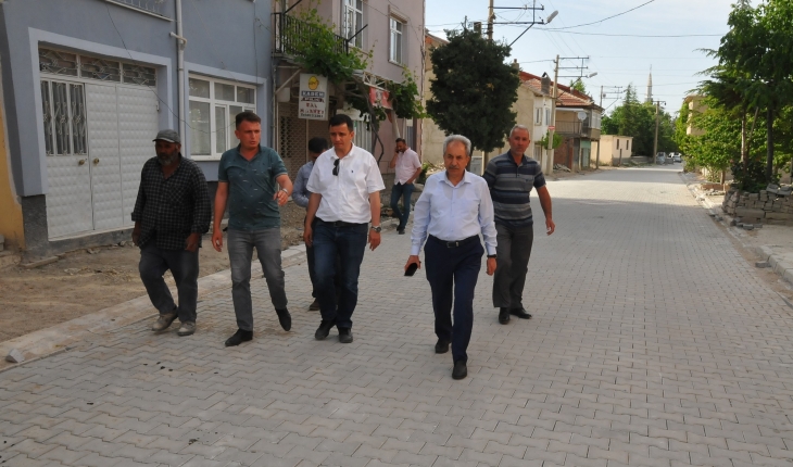 Akşehir'de kilitli parke taşı çalışması yapılıyor