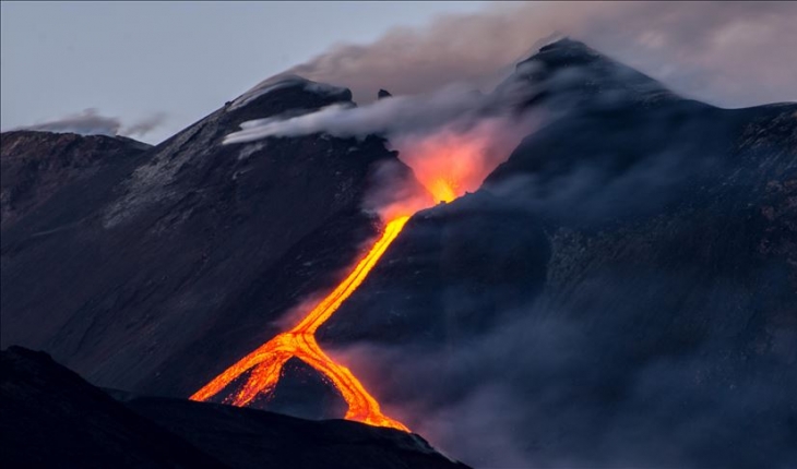 Etna Yanardağı yeniden lav ve kül püskürttü