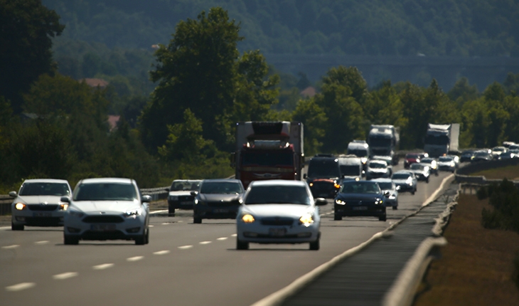 Otoyollarda yeni dönem başlıyor! Otomobillerin hız sınırları yükseltildi