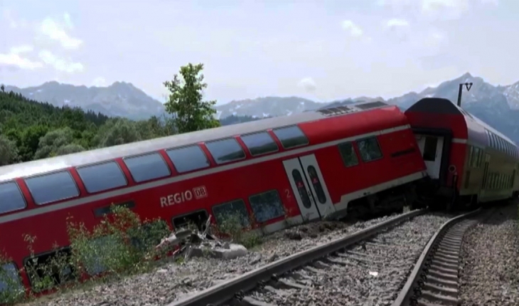 Yolcu treni raydan çıktı: 3 ölü, 60 yaralı