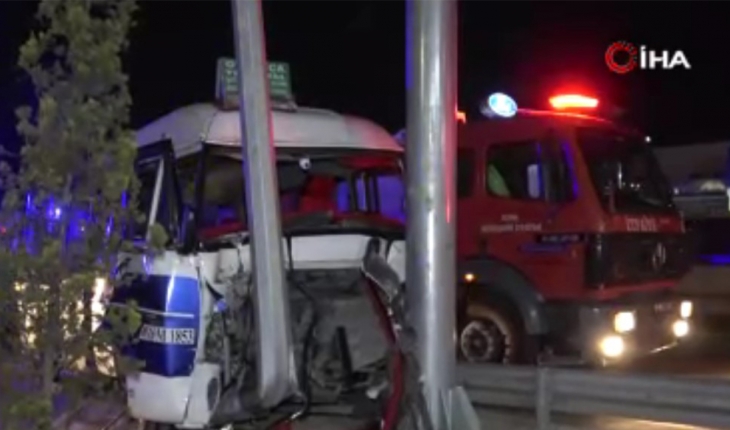 Yolcu minibüsü yön levhasına çarptı: 1'i ağır 12 yaralı