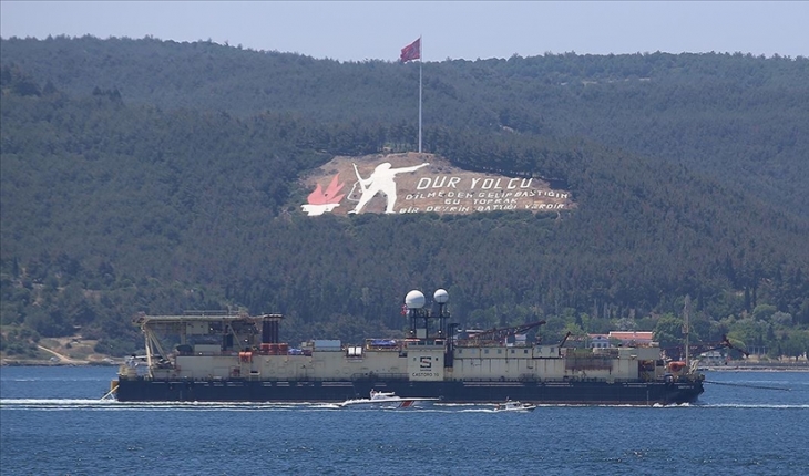 Karadeniz’e doğal gaz borularını yerleştirecek gemi Çanakkale Boğazı’ndan geçti