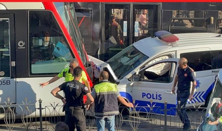 Tramvay ile polis aracı çarpıştı: 3 yaralı
