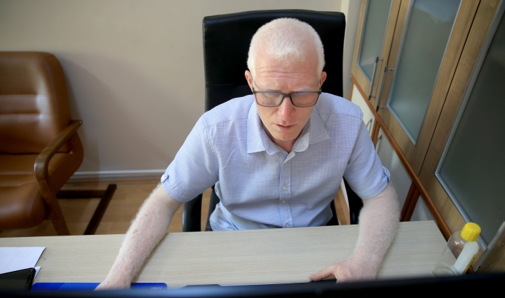 Görme engelli albinizmli Mehmet Yaşar azmiyle takdir topluyor