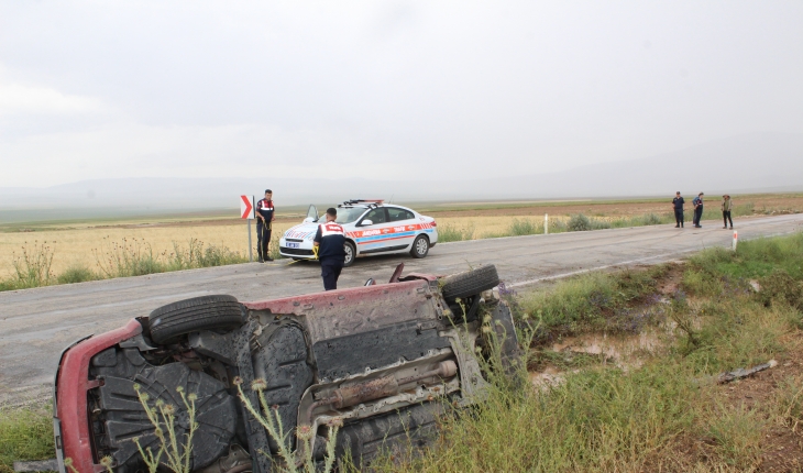 Otomobil şarampole devrildi: 2 yaralı