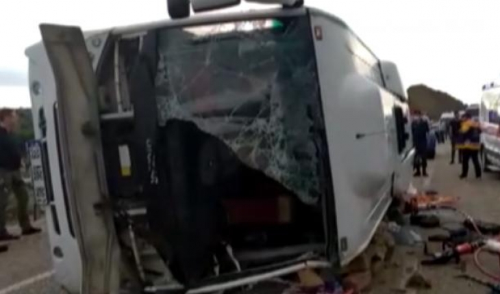 Tur otobüsü devrildi: 1 ölü, 19 yaralı