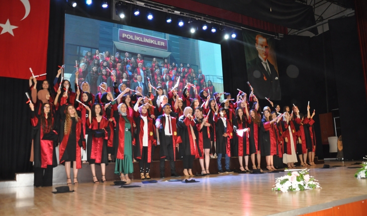 Akşehir’de üniversite öğrencileri mezuniyet sevinci yaşadı