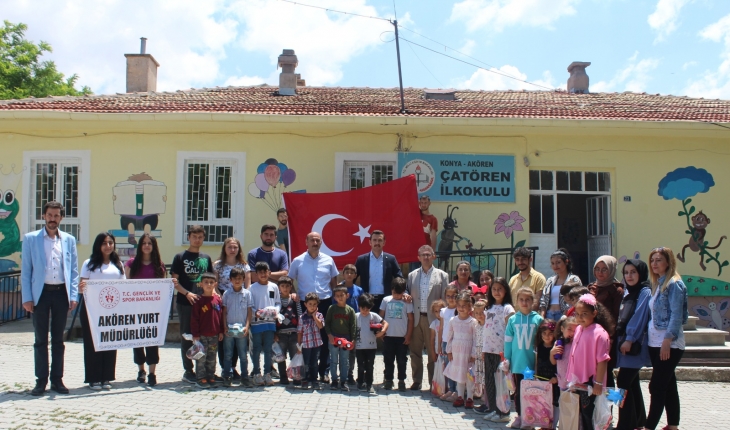 Bağışlarla temin edilen oyuncaklar öğrencilere hediye edildi
