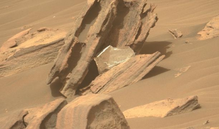 NASA'nın uzay aracı Mars yüzeyinde çöp buldu