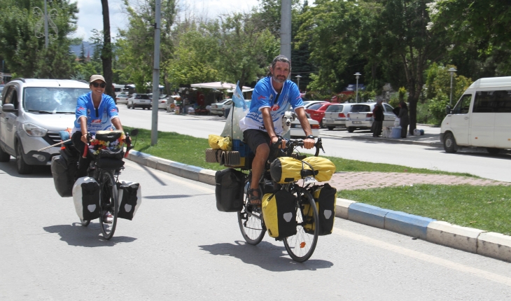 Bisikletle dünya turuna çıkan Arjantinli ikili, Konya’da mola verdi
