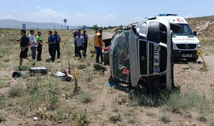 Hafif ticari araç şarampole devrildi: 4 yaralı