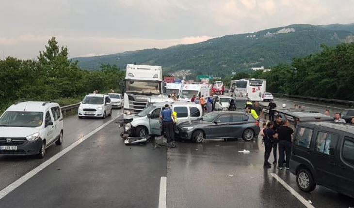 Zincirleme trafik kazası: 2'si çocuk 8 yaralı