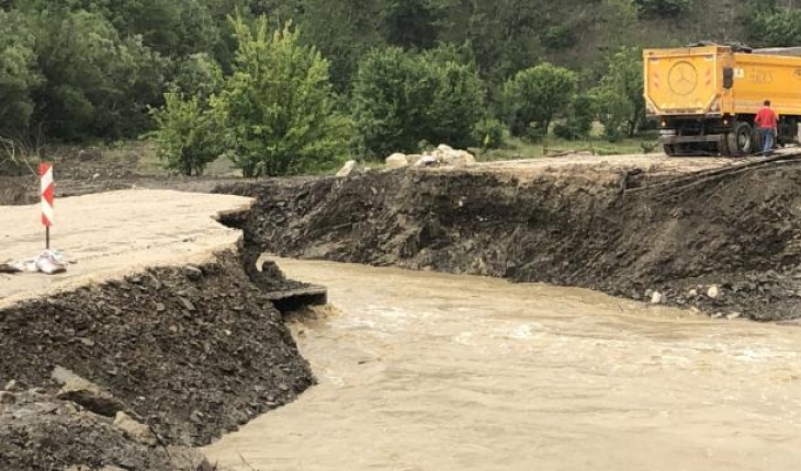 Kastamonu'da yol çöktü: 2 ilçe ulaşıma kapandı