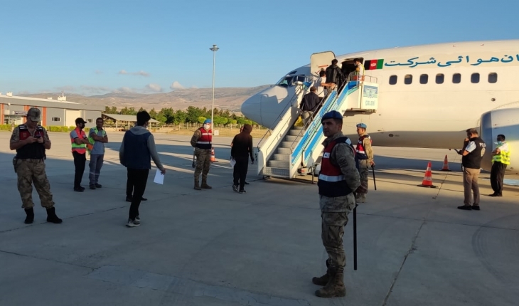 Afganistan uyruklu 107 düzensiz göçmen sınır dışı edildi