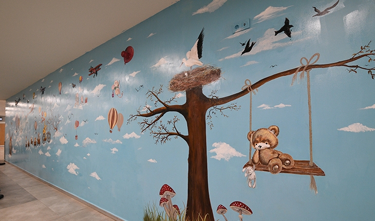 KOMEK hastane duvarlarını çocuklar için renklendirdi