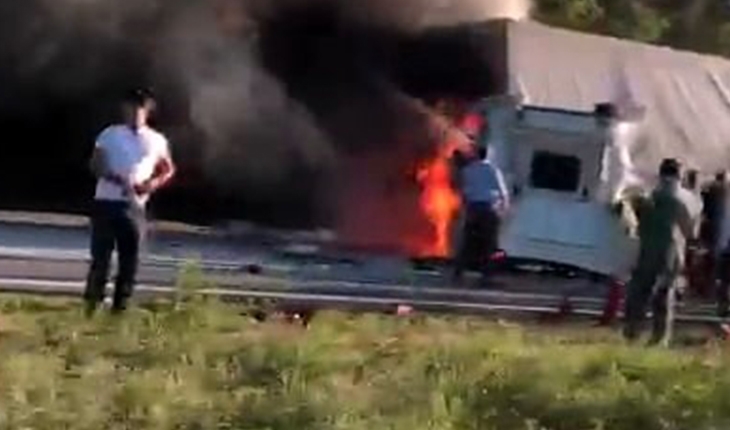 Feci kaza: Sürücü yanan tırın içerisinde yaşamını yitirdi