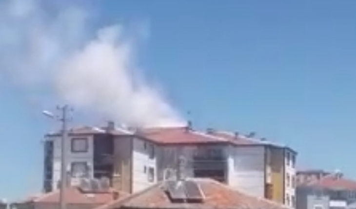 İş yerlerinin bulunduğu binanın çatısında yangın