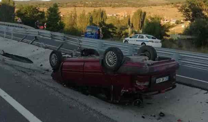 Bariyerlere çarpan otomobil devrildi: Aynı aileden 3 kişi yaralandı
